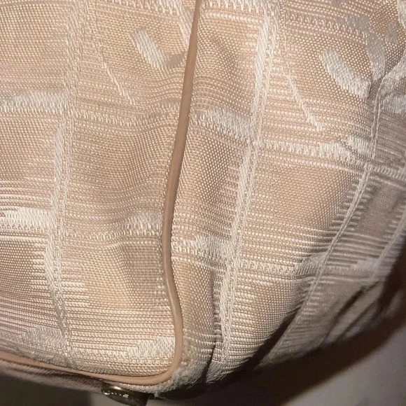 CHANEL
MEDIUM Travel Ligne Tote - Picture 13 of 16